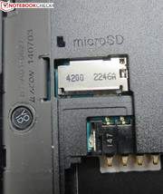 Unter der Haube stecken außerdem ein Einschub für eine MicroSD-Karte ...