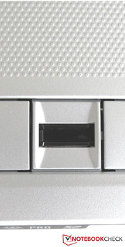 Zwischen den beiden Maustasten des Touchpads befindet sich der Fingerabdruck-Scanner.