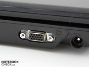 Auf der rechten Seite des Gehäuses finden wir neben VGA-