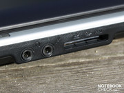 Kartenleser und Audio Ein- und Ausgänge befinden sich an der Frontseite.