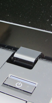 Die Scharniere sind für die Ein-Hand-Öffnung des Deckels zu straff geraten.