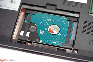 Die 2,5-Zoll-Festplatte ist schraubenlos eingesetzt.
