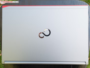 Das Gehäuse schimmert silbrig matt...