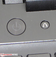 Die One-Key-Recovery-Taste (rechts) startet das Recoverysystem und ermöglicht den Zugang zum BIOS.