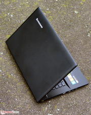 Schwarzer Kunststoff überall.