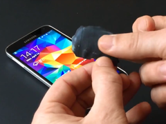 Die Sicherheits-Profis von den SRLabs haben den Fingerabdruckscanner des Galaxy S5 überlistet (Bild: Eigenes)