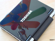 ...wobei die optische Aufmachung mit dem Displaydeckel in Hochglanzlack durchaus gelungen ist.