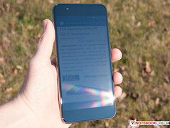 Display in direktem Sonnenlicht mit Spiegelung