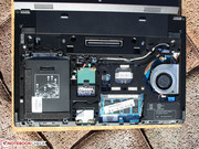 Dazu müssen nur zwei Schrauben gelöst werden (Kreuzschlitz).