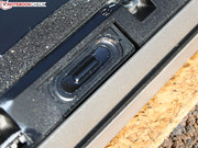 Im vorderen Bereich entdecken wir die Stereo-Lautsprecher.