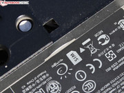 Die SIM-Karte für wird unter dem Akku eingelegt.