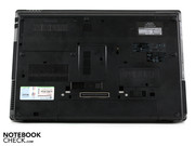 Was das ProBook 6555b bietet, das sind massig Anschlüsse inklusive Docking- und Akku-Slice-Port auf der Unterseite.