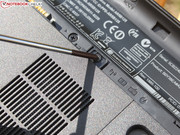 müssen zwei Schrauben nach Akkuentnahme gelöst werden.