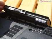 Der Akku wird rollend entnommen und sitzt sicher in seiner Position.