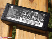 Das Netzteil liefert 65 Watt, das ist mehr als ausreichend (max. 32 Watt).