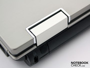 Die Gelenke des Deckels bestehen aus massivem Metall und sind wackelfest am Chassis angeschraubt.