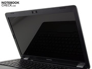 Die Äußerlichkeiten sind gar nicht mal so übel. Das Glare Type Panel ist Geschmackssache.