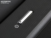 Die Power-On Taste sitzt dezent über der Tastatur.