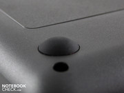 Große, weiche Standfüße halten den 15.6-Zoller rutschfest auf dem Tisch.