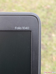 Sehr schön: Der Bildschirmrahmen aus mattem, hochwertig wirkendem Kunststoff.