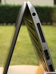 Der große Anschluss zwischen DisplayPort...