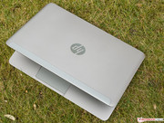 Die Oberfläche in neutralem Silber...