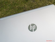 Das markante HP Logo auf der Rückseite ist in Klavierlackoptik ausgeführt.