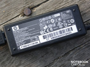 Das 263 Gramm Netzteil liefert bis zu 65 Watt.