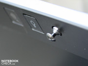 Ein Riegel aus Metall sorgt für den sicheren Verschluss.