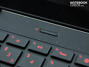 Die winzige Power-Taste ist die einzige Taste außerhalb der Tastatur.
