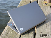 weist Fingerabdrücke ab und macht die Flächen kratzfest.