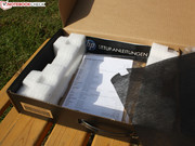 Mehr als Netbook und Netzteil befindet sich nicht im Karton.