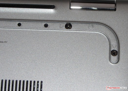 Unter der hinteren Gummileiste finden sich weitere Schrauben.