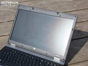 Office-Pflicht ist ein entspiegeltes Display. Das macht die Arbeit in der Sonne angenehmer.