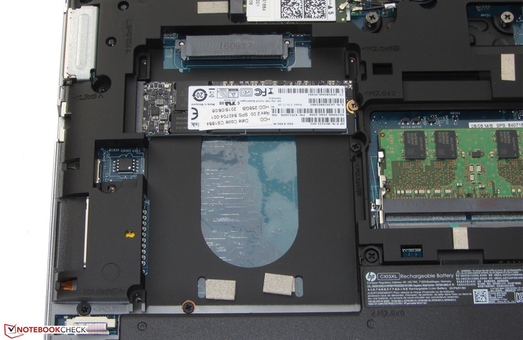 Eine Doppelbestückung mit M2-SSD und 2,5-Zoll-HDD (9,5 und 7 mm) ist nicht möglich. Eventuell besteht die Möglichkeit zur Doppelbestückung, wenn eine 5 mm dicke 2,5-Zoll-Festplatte (z.B. Seagate Ultra Thin) eingesetzt wird. Da uns eine solche HDD nich