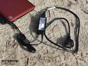 Das kleine Netzteil braucht knapp drei Stunden zum Laden des Akkus.