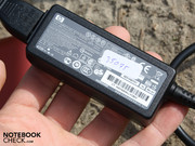 Das Netzteil liefert 40 Watt. Doch allein die Ladung benötigt bereits 44 Watt.