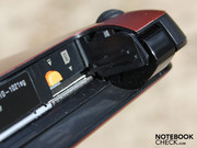 befindet sich die Entriegelung der Bodenplatte.