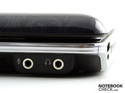 Die Frontseite beherbergt nur den Kopfhörer-Ausgang und den Mikrofon-Eingang.