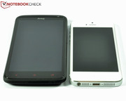 HTC One X+: 4,7 Zoll; iPhone 5: 4 Zoll. Im direkten Vergleich mit dem iPhone 5 zeigt sich...