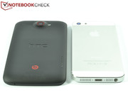 Beide sind sehr druckstabil, nur das HTC One X+ besitzt eine gummierte, schmutzunempfindlichere Rückseite.