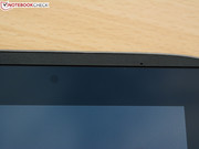 ...findet auch ein kleiner Sensor zur Regelung der Bildschirmhelligkeit oberhalb des Displays seinen Platz.