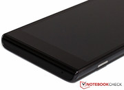 einen nicht erweiterbaren Speicher. Das Kunststoffgehäuse wirkt hochwertig