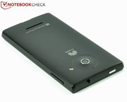 Die Linse sitzt leicht erhöht auf der Rückseite.