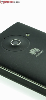 ...verfügt über einen Autofokus und einen LED-Blitz.