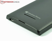 Über die Öffnung an der Unterkante kann das Backcover abgenommen werden.