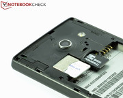Die normal große SIM-Karte und die microSD-Karte können erst eingesetzt werden, ...