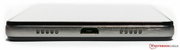 unten: Lautsprecher, Micro-USB-2.0-Anschluss