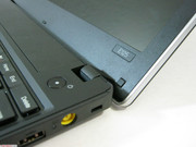 Nahaufnahme des rechten Scharnier bei maximaler Öffnung