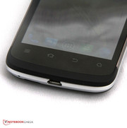 Schwarzer Kunststoff, chromfarbene Zierleiste.